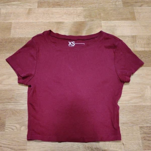 Söt basic röd topp - Köpt från New Yorker I nyskick, använd fåtal gånger, inga defekter  Djurfritt Rökfritt hem  Hämtas i Åkarp eller skickas via post  Köparen betalar fraktkostnad samt varan i förväg