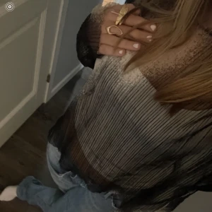 Blus - Svart/vit genomskinlig tröja som man tillexempel kan ha över ett linne som jag hade☺️jätte snygg, aldrig använd❤️ 