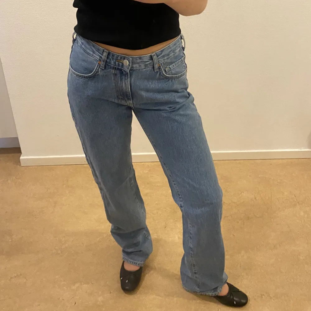 Low waist jeans från BikBok, aldrog använda💙💙 W28 L32 jag är 1,66cm. Jeans & Byxor.