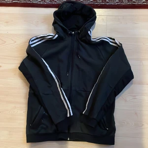 Vintage adidas hoodie  - Helt okej skick, lite faded svart färg