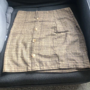 Knapp kjol - En jätte fin brun kjol, man kan ha skärp till. Det finns drag kedja på sidan så det blir lättare att ta på❤️ 