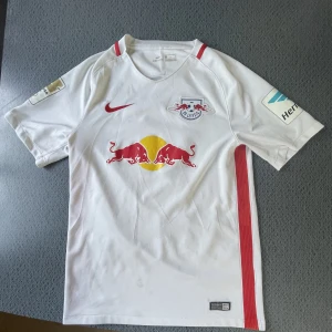 Forsberg Leipzig fotbollströja - Forsberg tröja från hans fina tid i leipzig. Tröjan är i bra skick och i storlek S. Skriv vid frågor och om du vill ha fler bilder.