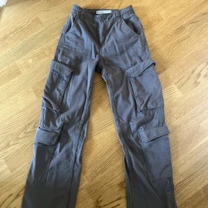 Cargo byxor - Cargo byxor. fina och är i stolek stl 32. Sitter bra precis under naveln. Raka jeans hela vägen ner. 
