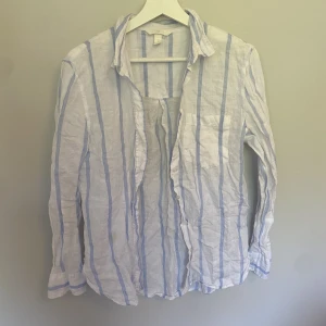 Linneskjorta  - Så snygg linneskjorta från hm. Dålig bild så skickar gärna fler om det önskas. Knappt använd