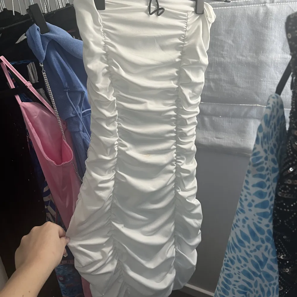Så snygg klänning som formar kroppen så snyggt! Tyvärr är den för liten för mig så måste sälja vidare. Är en XS men känns mer som en XXS.. Klänningar.