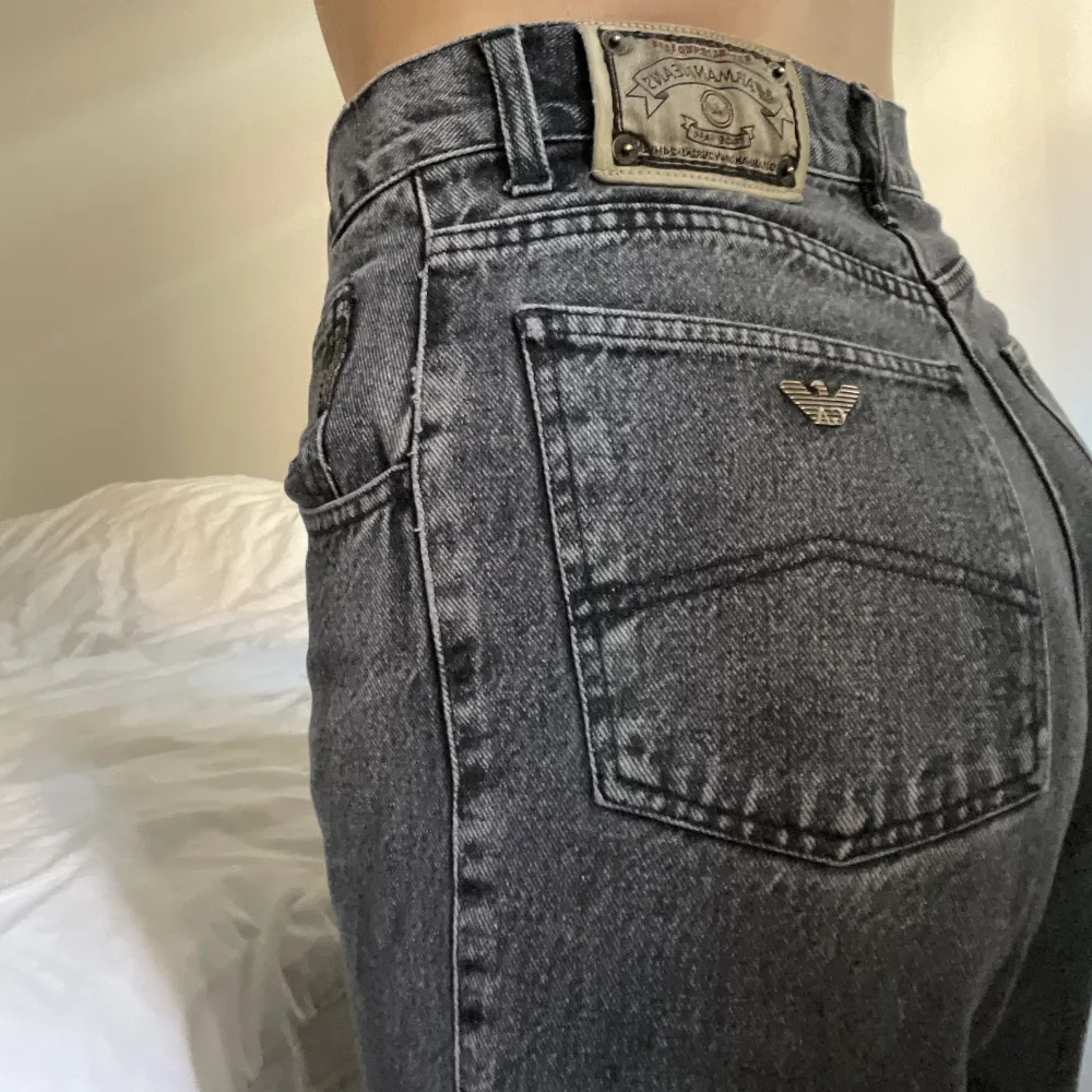 Vintage jeans från Armani. Storlek 33. Skulle väl säga att de är typ 38/40 i storlek. De kommer ej till användning tyvärr. Bra skick.. Jeans & Byxor.