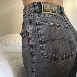 Vintage jeans från Armani. Storlek 33. Skulle väl säga att de är typ 38/40 i storlek. De kommer ej till användning tyvärr. Bra skick.