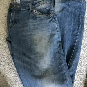 Säljer mina skitsnygga jeans, de är köpta secondhand. De är lågmidjade raka men lite utsvängd där nere. Fler bilder på skickas vid önskan!!💕