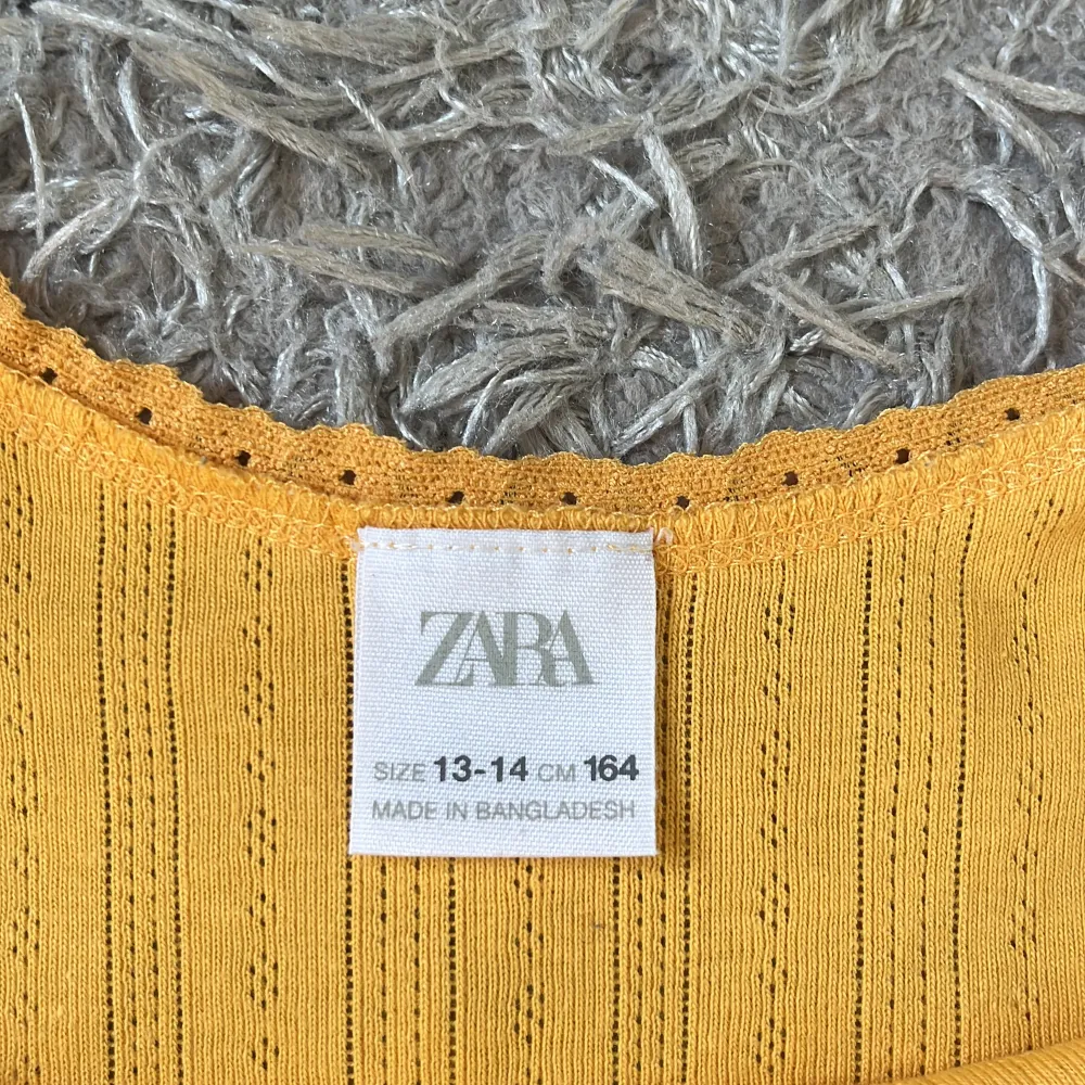 En fint linne från Zara i jätte fint skick. Toppar.