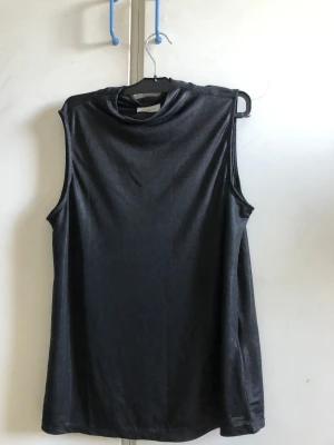 Topp - Säljer detta jättegulliga linnet från vero Moda🥰 det är lite glittrigt i materialet och lite högre i kragen, passar perfekt till fest, men också vardags, fler bilder på kan skickas vid önskan💕