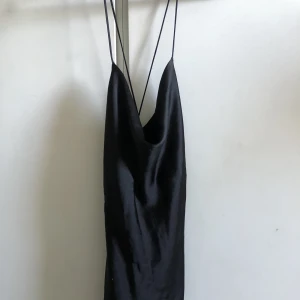 Satin klänning  - Kort satin klänning med korsad rygg ifrån zara. Klänningen är i stolek S och är kort, passar perfekt till fest, fler bilder kan skickas om det önskas 💕