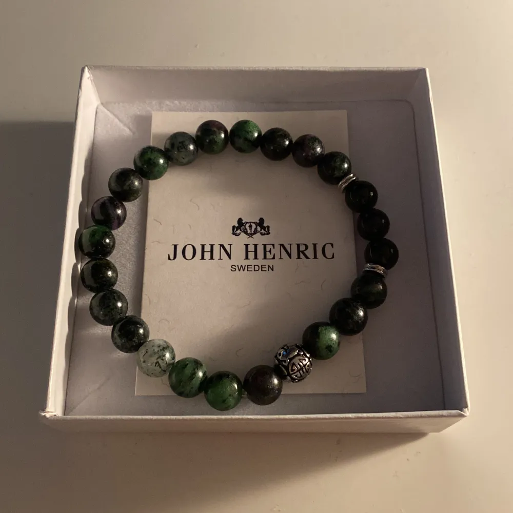 Helt oanvänt sjukt clean grön/svart armband från John Henric. Säljer då det är för stort för mig, hör av er för frågor eller funderingar!. Accessoarer.