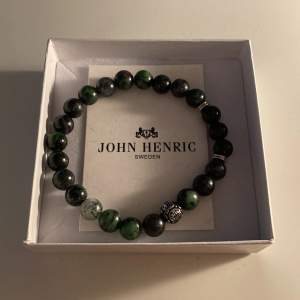 Helt oanvänt sjukt clean grön/svart armband från John Henric. Säljer då det är för stort för mig, hör av er för frågor eller funderingar!