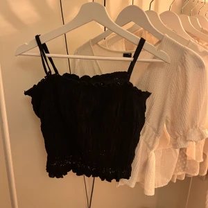 Svart topp från Bikbok - Säljer denna svarta topp från Bikbok då den inte kommer till användning, prislapp kvar, strl XL🤍