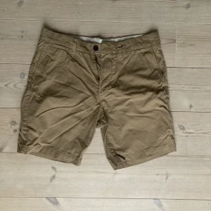Beiga shorts från H&M  - Beiga shorts från H&M  Storlek M Sparsamt använd och i gott skick 