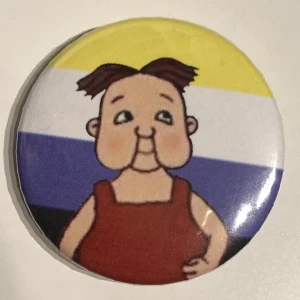 Masarin icke binär pin - Pin med icke binär flaggan och Masarin från Loranga Masarin och Dartanjang (går även att byta flagga/bakgrund)