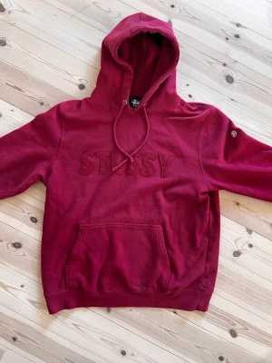 Stüssy hoodie - Vinröd Stussy hoodie Broderad logga på axeln 