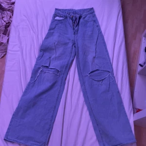 Blåa Jeans - Blåa jeans, smal i midjan och stora där nere. Har hål i knäna, säljer pga för små. Köparen står för frakt. 