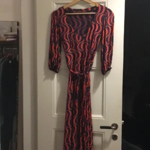 V-ringad klänning, Imitz - Bomull eller viscose trikåklänning, figursydd modell med resår i ärmarna och skärp.