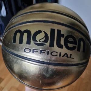 Guld basketboll  - En oanvänd basketboll i guldfärg. Fick i julklapp några år tillbaka men har sen dess slutat med sporten. Har lite damm på sig i bilden men inga skråmor vad jag vet, kan skicka närmare bilder om ni frågar. Kostar idag 800 kr ny 2win.