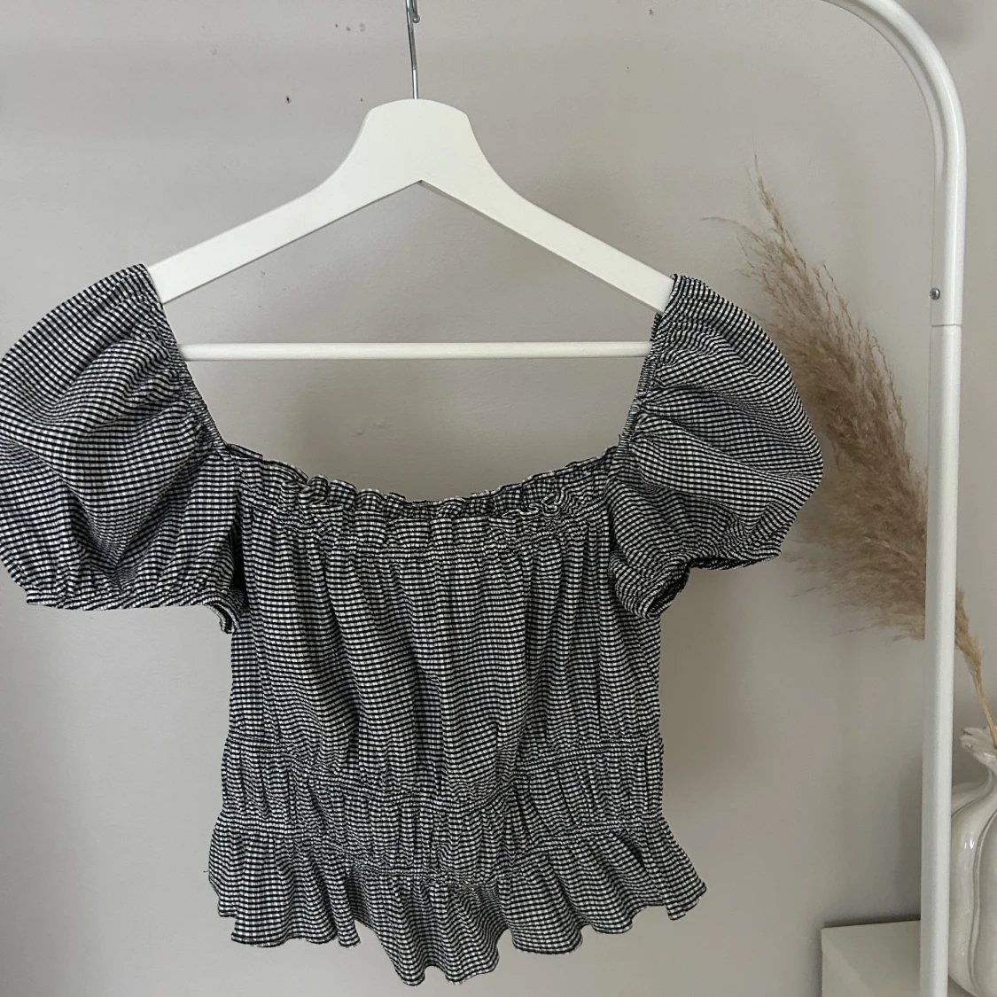 Randig topp med puffärmar