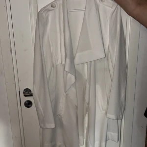 Trenchcoat - Jättefin vit trenchcoat från object 🥰