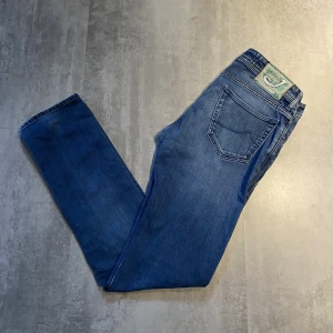 Jacob Cohen jeans  - Tja, nu säljer jag mina feta Jacob Cohen jeans som har ett nypris på 6000. Jeansen är självklart äkta. Modellen på sista bilden är cirka 185. Modellen på jeansen är 622.  Skicket på jeansen är väldigt bra förutom att badgen är lite sliten. Mvh/ Hugo😁