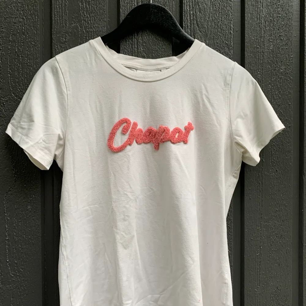 Tshirt från märket Fabienne Chapot, har en liten fläck vid slutet av tshirten. T-shirts.