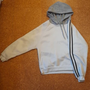 Hoodie - Hej, jag säljer den för att den är förliten. Men den är väldigt skön att ha på sig. Den är hel vit på ryggen också.