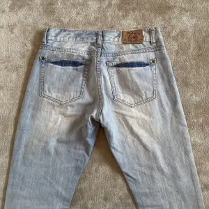 Säljer dessa low waist straightleg jeans i mycket bra skick, säljer pga att dom är lite fel storlek❤️