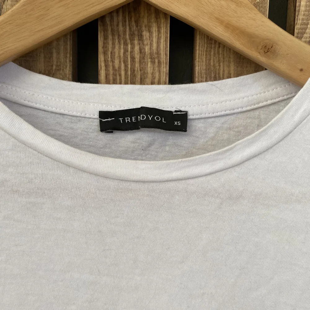 Säljer en T-shirt från Trendyol i storlek. Använd några gånger, är i fint skick (dock litet hål i armhålan, se bild 3). . T-shirts.