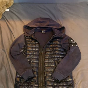 Peak performance cardigan - Hej säljer min Peakcardigan i fint skick. Skulle säga 7 av 10 för att den är lite solblekt. Tveka inte på att höra av dig för mer bilder eller frågor. 