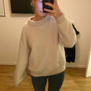 Snygg stickad tröja - Säljer min super fina stickade tröja ifrån Lindex, storlek L men krympt i tvätten så passar någon som har ca storlek S men annars väldigt fint skick