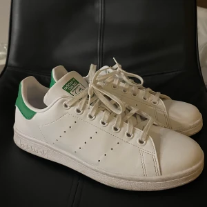 Stan Smiths - Säljer Stan smiths i strl 38 2/3. Använda endast 2-3 gånger!