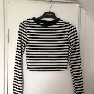 Randiga croppad topp - Säljer denna fina svart-vit randiga topp från SHEIN då den inte kommer till användning. Använd några få gånger