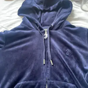 Här är min juicy tröja eller zip, säljer då den inte passar! Köptes för 1200kr säljer för 650kr!