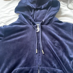 Juicy Couture - Här är min juicy tröja eller zip, säljer då den inte passar! Köptes för 1200kr säljer för 650kr!