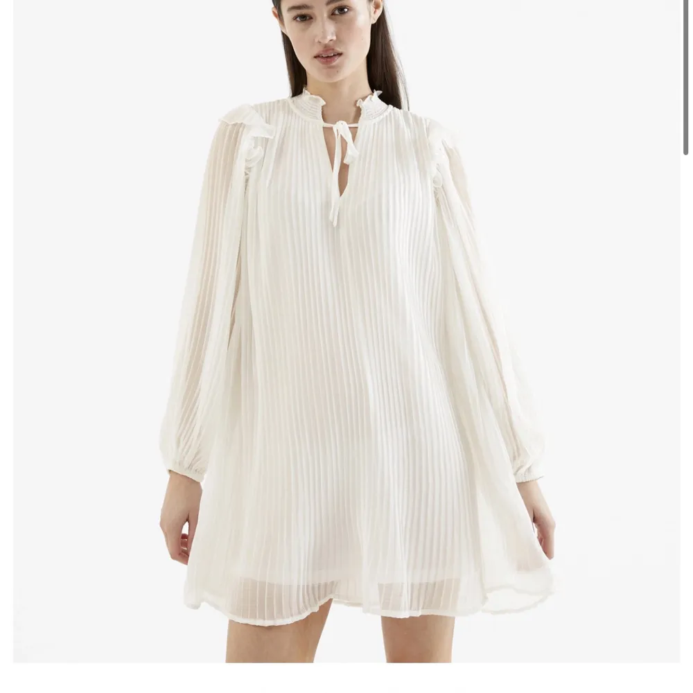 Säljer denna fina plisserade klänningen från kappahl. Köpt för 600kr & endast använd en gång, så den är i nyskick. Skriv för frågor & bilder🫶🏼. Klänningar.