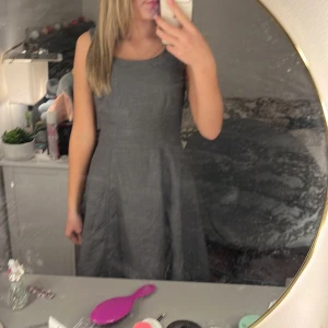 Klänning  - Säljer denna klänning från H&m kommer ej till användning och har använt 1 gång. Det är dragkedja på vänstersida❤️