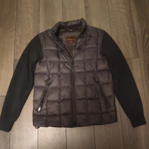 Massimo dutti cardigan jacka - Cardigan/jacka från Massimo dutti i mycket bra skick. Säljer pågrund av för liten Perfekt för höst och vår eftersom den är ganska tunn.