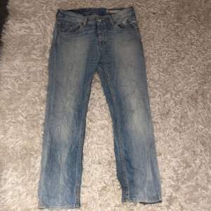 Baggy ljusblåa Hilfiger jeans med defekter i slutet av byxbenen, därav det låga priset. Skicka en dm om du har några frågor på byxorna!❤️