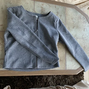 Kofta/jacka-höst - En kofta/lättare jacka från Vila clothes i storlek small i Mycket bra skick. Har använts 1 gång. 😊❤️skriv om du har några frågor!!🤗🤗🤗