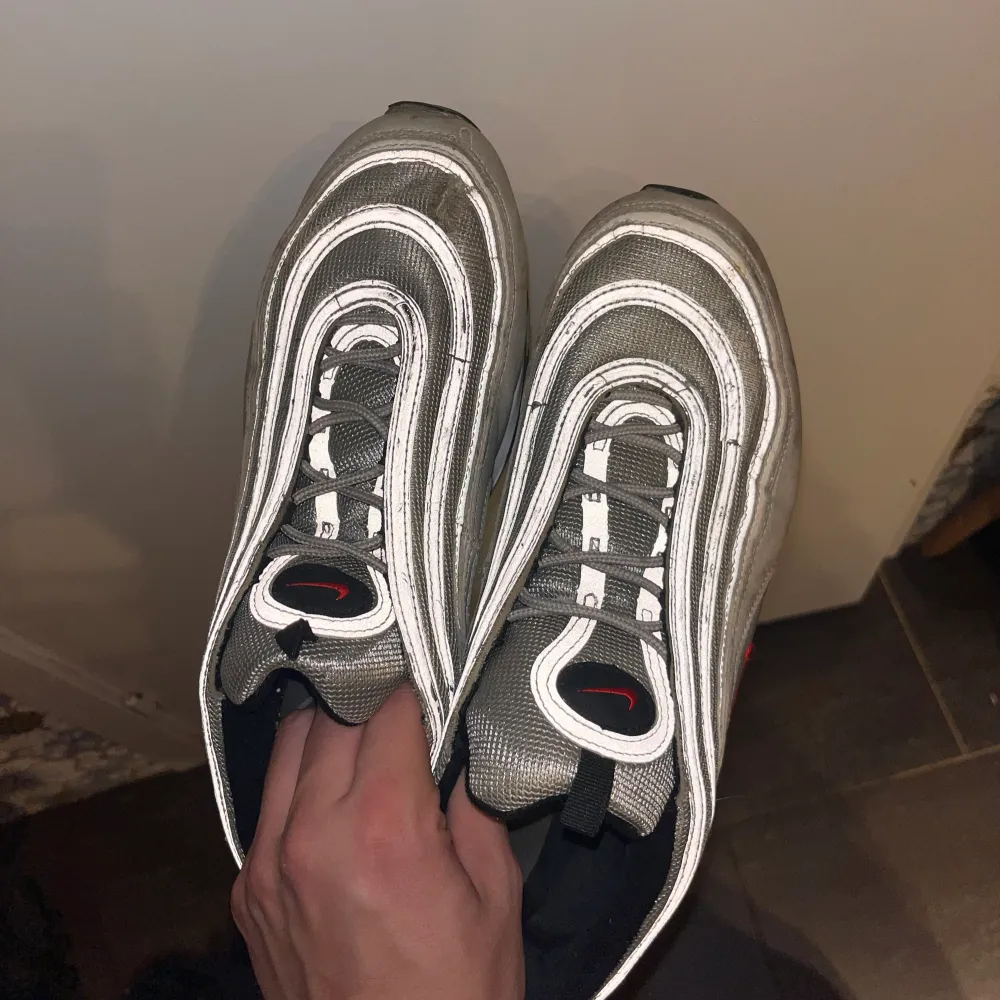 Nike airmax silverbullet till salu i använt skick men fortfarande mycket liv kvar. Riktigt snygga skor som reflekterar i blixt.   Storlek 44 28 CM. Skor.