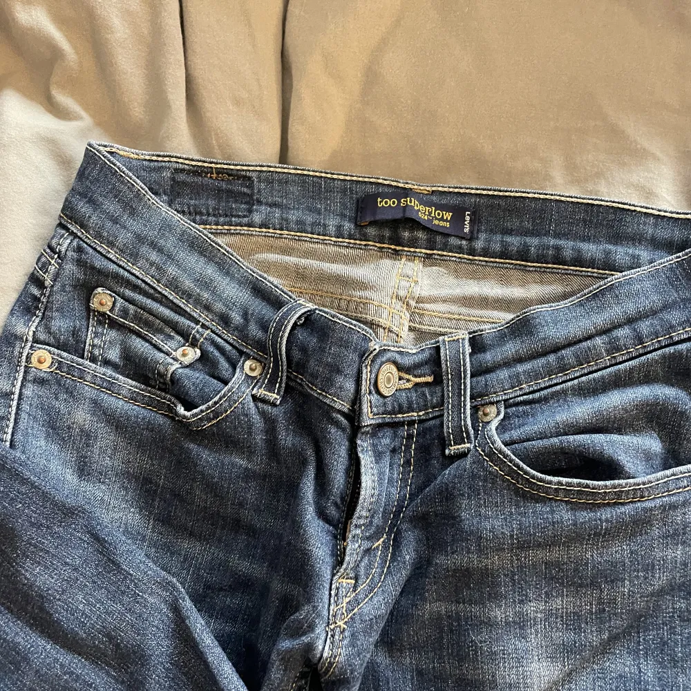 Supersnygga jeans från Levis med fickor på baksidan. Superbra skick! Står inte storlek men passar S-M💖. Jeans & Byxor.