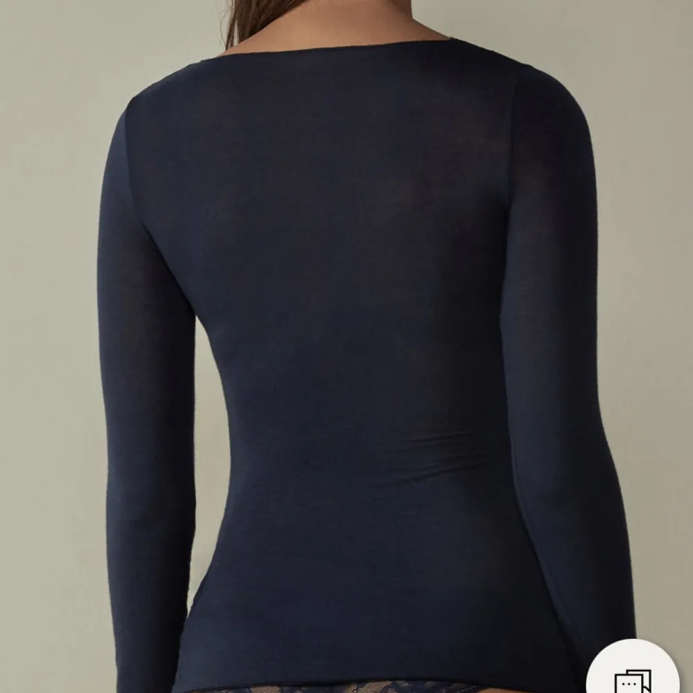Köpte denna långärmade tröja från intimissimi i storlek M. Den är mörkblå, skön och i väldigt fint skick!❤️ Jag vill byta denna tröja mot en likadan i storlek S i antingen mörkblå eller svart.. Toppar.