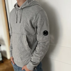 C.P company hoodie - Säljer pga för liten och kommer inte till användning. Storlek S! Jag är 183 cm lång. 