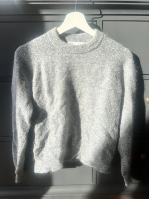 Stickad tröja - Stickad tröja från Zara, perfekt till hösten! Passar med allt.😍