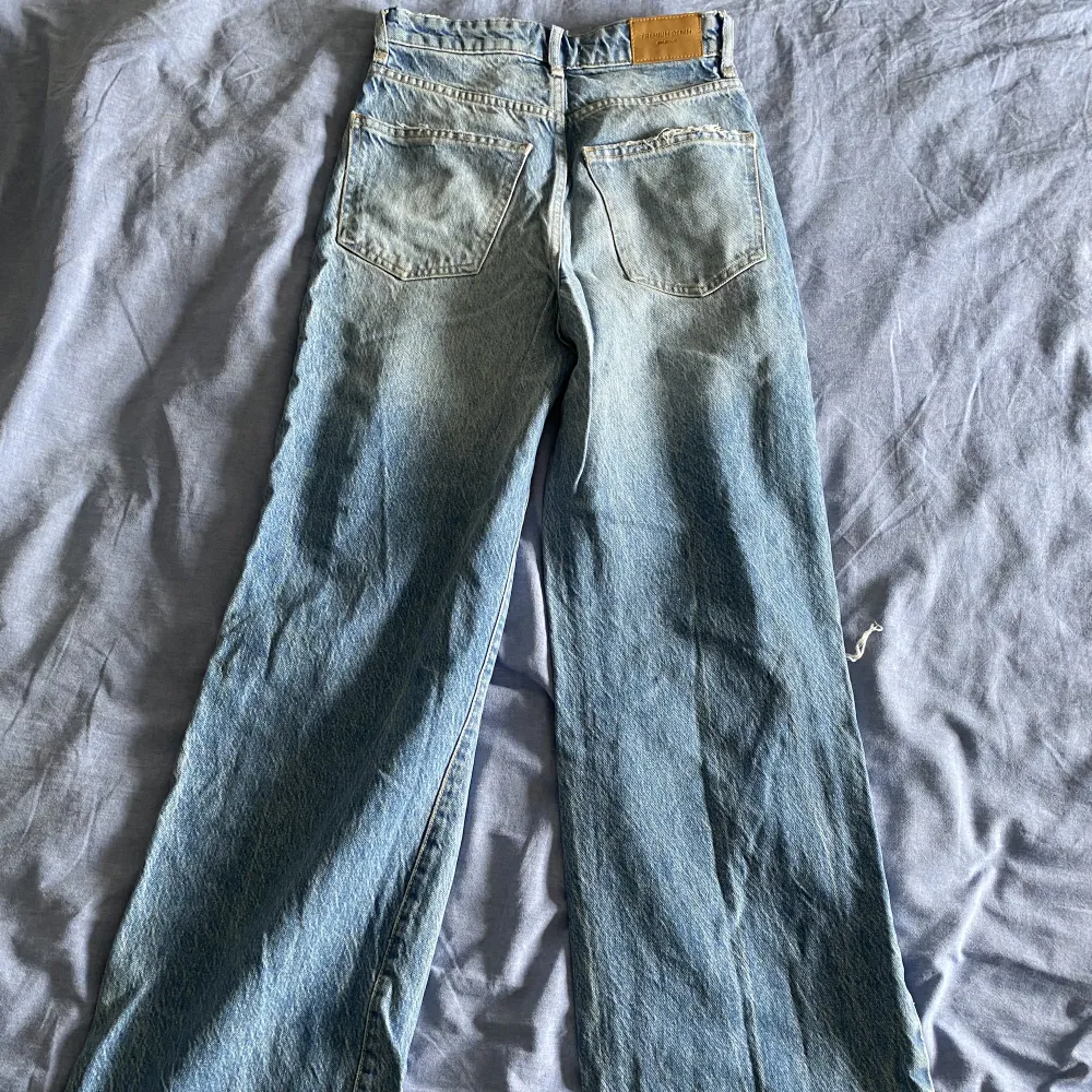 Jättecoola blå jeans från Gina med hål i. Strl 32! 💓☺️. Jeans & Byxor.