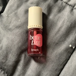 benetint - jag säljer min benetint blush som är köpt på sephora för 279 kr för 150 kr + frakt. det är ca 2/3 kvar i den och det är ett väldigt fint blush. fraktkostnaden - 29 kr