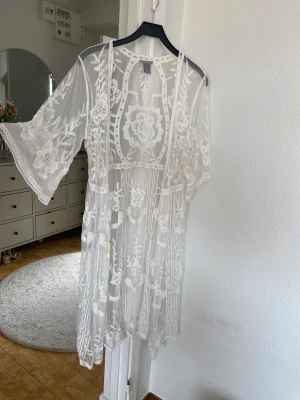 Vit spetskaftan - Supersnygg kaftan, aldrig använd🤍